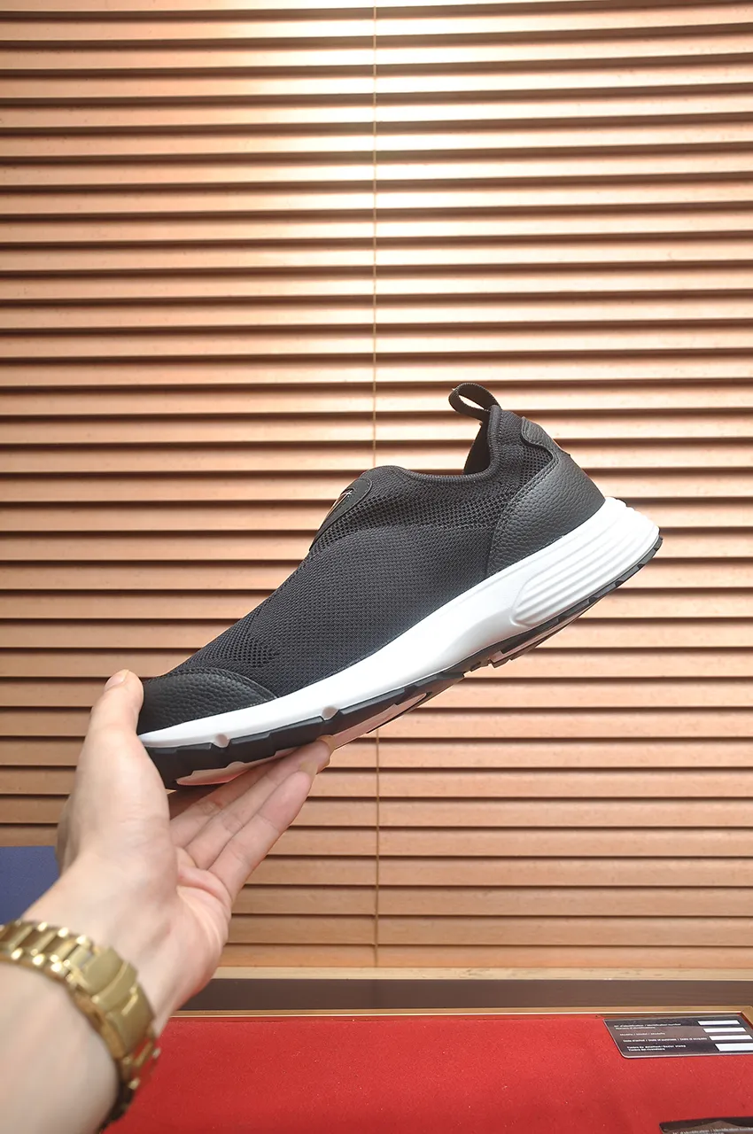 Men's Men's Shoes 💰540💶 𝐂𝐡𝐫𝐢𝐬𝐭𝐢𝐚𝐧 𝐃𝐢𝐨𝐫# Dior breathable fly-knit casual sneakers. The soft and breathable upper complements the lightweight textured effect rubber sole, decorated with various classic details, making it an ideal choice for everyday looks. Can be matched with various casual items to create a refined look Size: 38-46 (45 46 customized)